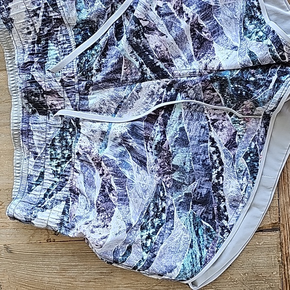 Lululemon Choose A Side Short *3" in Springscape Multi / French Clay - Picture 4 of 12